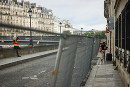 Metallstaket har satts upp på gatorna runt om i Paris.