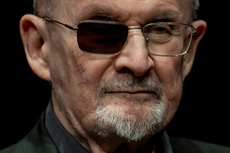 Salman Rushdie knivhöggs under ett framträdande 2022. Arkivbild.