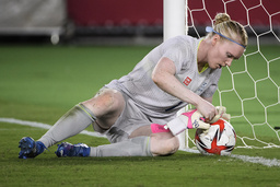 Hedvig Lindahl vid straffsparksläggningen under OS-finalen mot Kanada i Tokyo 2021. Arkivbild.