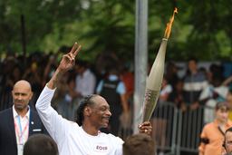 Tänt var det här – Snoop Dogg bär OS-facklan genom Saint-Denis.