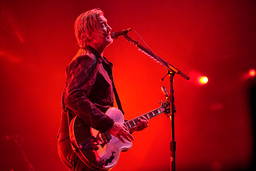 Josh Homme från Queens of the Stone Age tvingas ställa in bandets konsert på Way Out West i Göteborg. Sångarens hälsa kräver fortsatt uppsikt från läkare. Arkivbild.