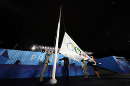 Den olympiska flaggan med sina fem klassiska ringar hissades felvänd under OS-invigningen i Paris.