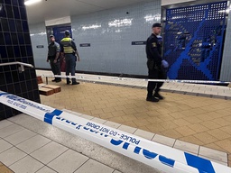 Polis på plats efter händelsen vid Slussens tunnelbanestation i Stockholm i juni.