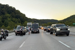 Räddningstjänsten stängde under ett antal timmar av motorvägen I-75 norr om staden London i delstaten Kentucky i USA på grund av en masskjutning vid vägen.