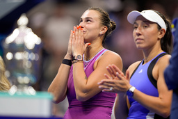 Aryna Sabalenka (t v) från Belarus vann sin första US Open-final i karriären efter 7–5, 7–5 mot Jessica Pegula, USA.