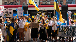 Protester utanför Torontos filmfestival där 'Russians at war' skulle ha visats.