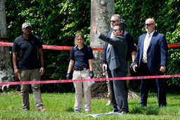 Polis genomsöker området vid golfbanan Trump International Golf Club i West Palm Beach i Florida.