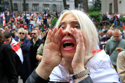 En demonstrant i Tbilisi i protest mot en annan kontroversiell lag, den så kallade agentlagen, som det styrande partiet röstade igenom i våras.