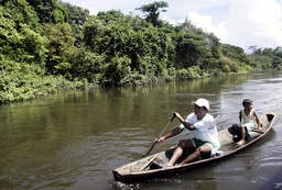 Fiskare paddlar fram på Xingu-floden i Brasilien. Arkivfoto.