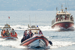 Italiensk räddningstjänst under räddningsarbetet vid den förlista lyxjakten utanför Siciliens kust.