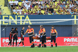 Barcelonas målvakt Marc-Andre ter Stegen bärs ut på bår i bortamatchen mot Villarreal.