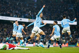 John Stones, mitten, jublar efter den sena kvitteringen i Premier Leagues toppmöte med Arsenal.