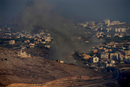 Rök stiger från orter i södra Libanons gränstrakter efter israeliska flyganfall. Bilden togs tidigt på måndagsmorgonen.