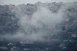 Rök efter israeliska anfall mot södra Libanon på måndagsmorgonen.