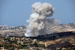 Rök stiger efter israeliska attacker mot Nabatiye på måndagsmorgonen.