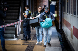 Dansk polis med ett misstänkt farligt föremål som tillhörde två svenskar som greps på ett tåg i Köpenhamn på onsdagen.