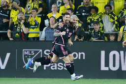 Inter Miamis Lionel Messi och Luis Suarez firar ett mål mot Columbus.