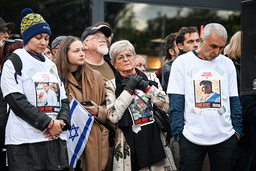 På måndagens hölls även en manifestation på Normalmstorg, anordnad av anhöriga och vänner till personer som tagits som gisslan av Hamas.