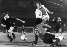 Johan Neeskens, mitten, gör mål för sitt Ajax. Arkivbild.