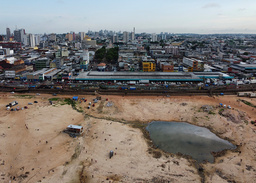 Hamnen i Manaus i Brasilien, där Negrofloden rinner förbi, är torrlagd. Bilden är tagen för några dagar sedan.