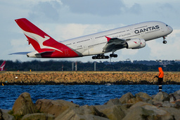 Arkivbild på ett Qantasflyg som lyfter från Sydneys flygplats.