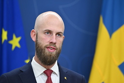 Carl-Oskar Bohlin (M), minister för civilt försvar, får särskild kritik för hanteringen och uttalanden han gjort i samband med uppsägningen. Arkivbild.