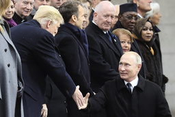 Vladimir Putin hälsar på Donald Trump i Paris 2018. Arkivbild.