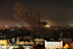 Rök stiger mot himlen efter ett flyganfall i Beirutförorten al-Dahiya på tisdagen.