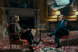 Prins Andrew (Michael Sheen) intervjuas av Emily Maitlis (Ruth Wilson) i 'En kunglig skandal'. Pressbild.