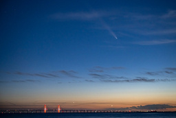 Kometen Tsuchinshan-Atlas på himlavalvet över Öresundsbron. Bilden är från den 15 oktober.