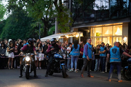 Polis och sörjande fans utanför hotellet i Buenos Aires där Liam Payne hittades död på onsdagskvällen, lokal tid.