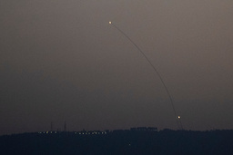 Israeliskt luftförsvar i norra Israel skjuter ned inkommande raketer från Libanon. Bild från i måndags.