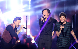 Liam Payne, Harry Styles och Louis Tomlinson under en konsert med One Direction 2015. Arkivbild.