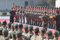 Nordkoreanska soldater tar emot landets diktator Kim Jong-Un på en hemlig plats i diktaturen i veckan.