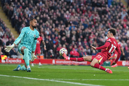 Liverpools Curtis Jones sätter dit 2–1 i hemmamötet med Chelsea.