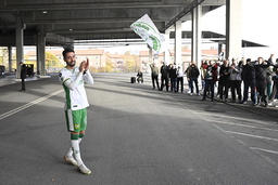 Nahir Besara firar derbysegern mot Djurgården med fansen utanför Tele2 arena.