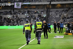 Stockholmsderbyt mellan Hammarby och Djurgården bröts i andra halvlek sedan pyroteknik kastats in från bortalagets klack.