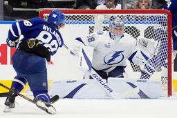 William Nylander sätter matchens första mål i mötet mot Tampa Bay.