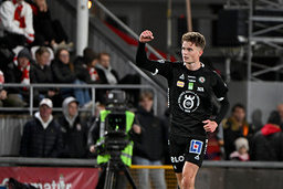 Erik McCue jublar efter sitt 1–1-mål.