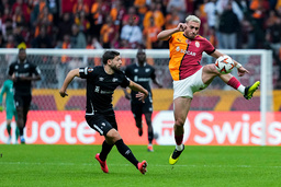 Elfsborgs Arber Zeneli och Galatasarays Baris Yilmaz i duell om bollen på Ali Sami Yen-stadion i Istanbul.