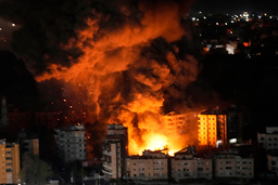 Eld och rök efter en attack mot Beirut under onsdagskvällen.