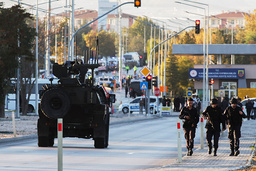 Militär utanför det attackerade området.