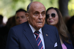 New Yorks tidigare borgmästare Rudy Giuliani ska ge sitt penthouse på Manhattan, en bil och ett stort antal värdesaker till de två valarbetare han dömts för att ha förtalat, slår en domare fast. Arkivbild.