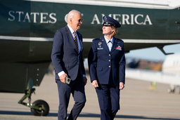 President Joe Biden på väg till presidentflyget för avresa till Arizona