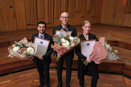 Kördirigenten Alexander Lüken vann finalen i Eric Ericson Award i Berwaldhallen. Här med de två andra finalisterna, Heide Müller, Tyskland och Marcel Ortega i Martí, Spanien. Pressbild.