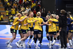 Handbollsdamerna dansar segerdans i Gävle efter utklassning mot Spanien.