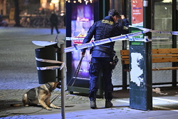 Polis på plats på Södra Skolgatan vid Möllevångstorget i centrala Malmö på lördagskvällen efter att två personer påträffats med misstänkta stick- eller skärskador.