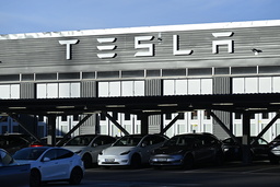 Amerikanska Teslas anläggning i Huddinge. Strejken har pågått i ett år.