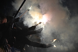 Pyroteknik på läktaren under måndagens fotbollsmatch i allsvenskan mellan Malmö FF och IFK Göteborg på Eleda Stadion.