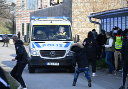 Motdemonstranter kastar sten mot en polisbuss Rasmus Paludans sammankomst vid Skånegården i Malmö i april 2022.